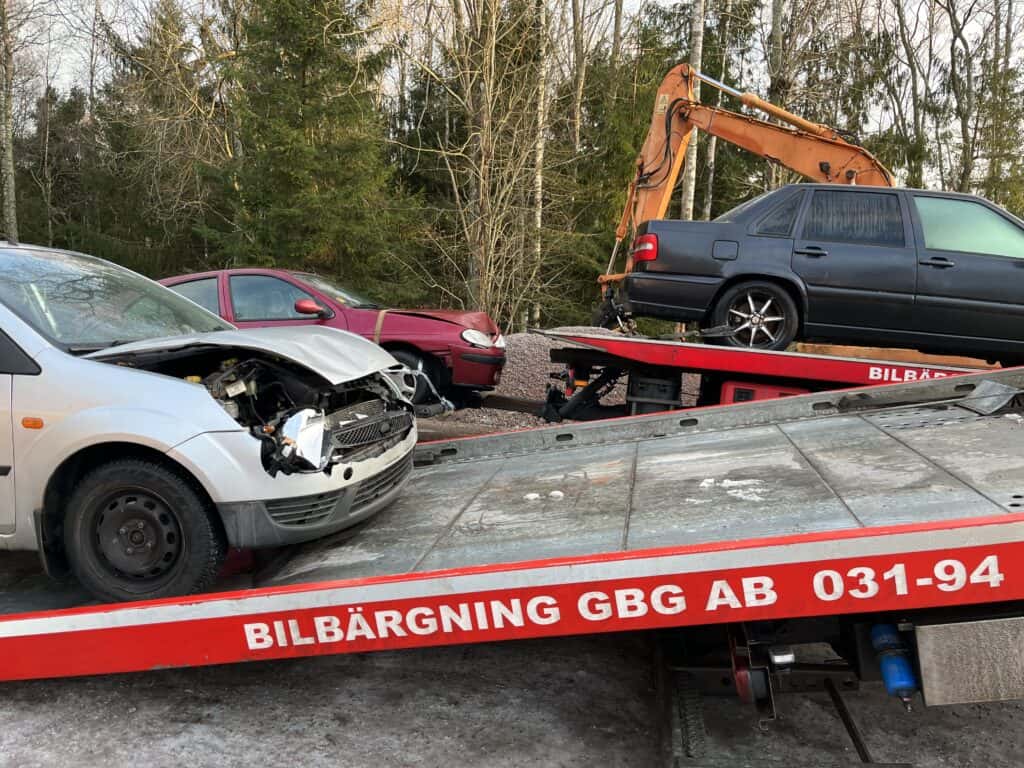 Övergiven skrotbil i Göteborg som står för länge och riskerar att tappa värde samt orsaka problem innan hämtning.