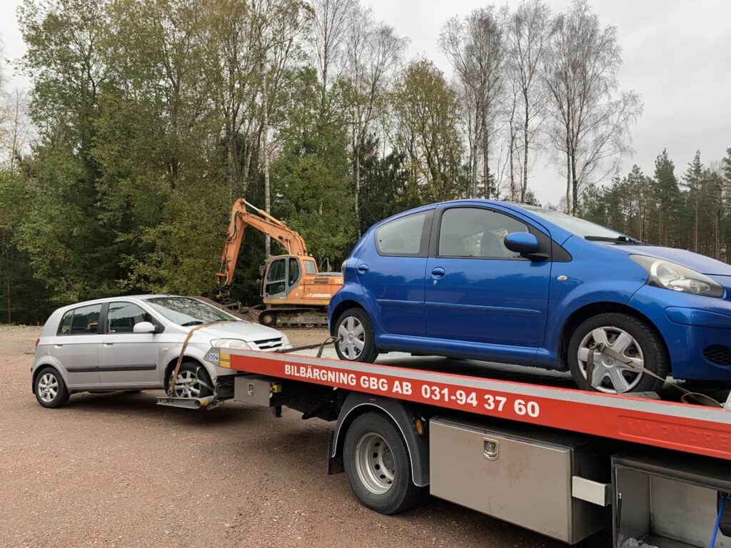 Skrotbil tas om hand miljövänligt där farliga ämnen avlägsnas och bilen återvinns enligt svenska miljökrav.