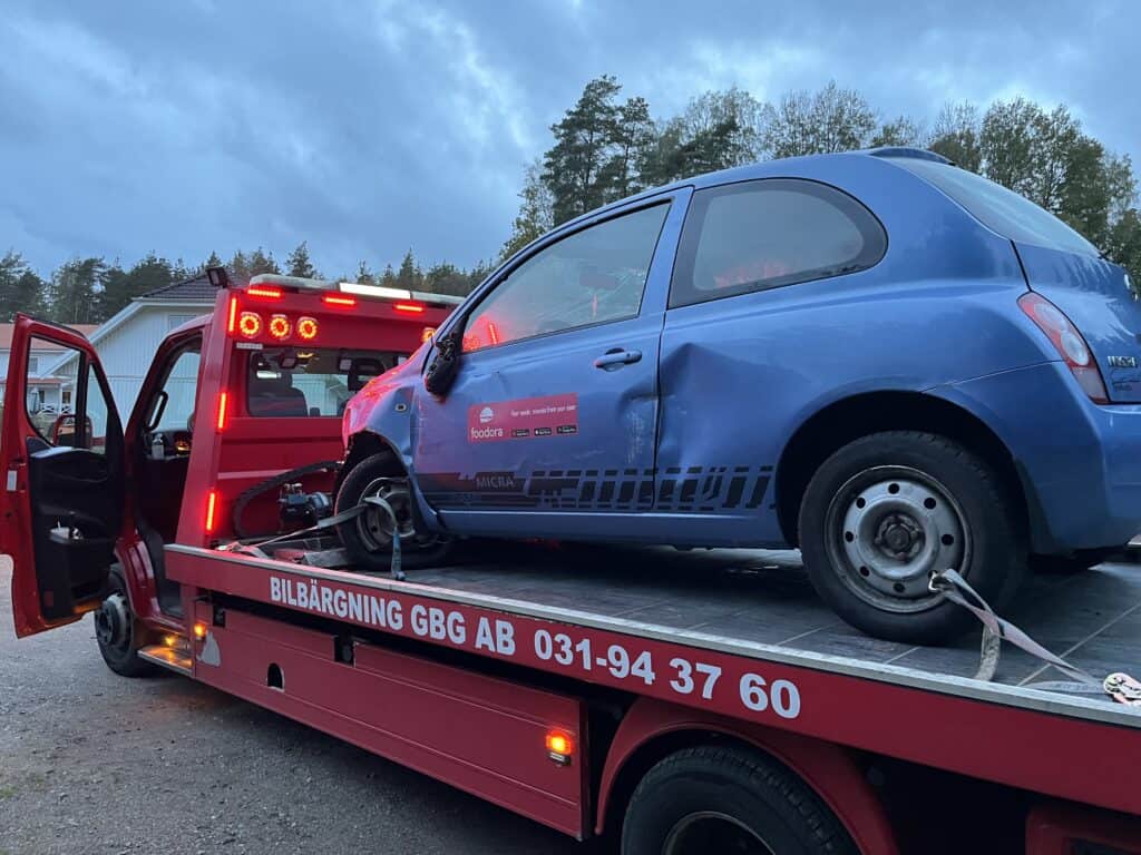 Skrotbil i Göteborg demonteras och återvinns där delar tas tillvara och bilen får nytt liv genom återvinning.