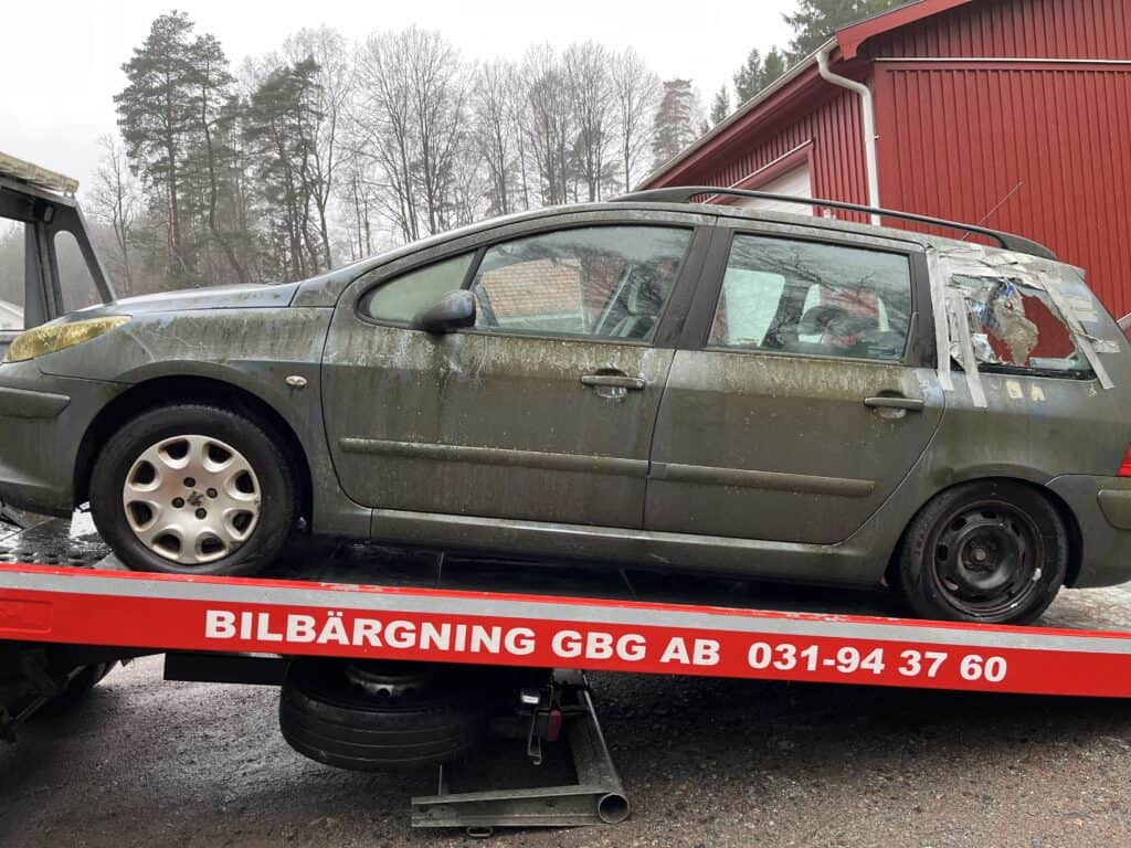 Skrotbil i Göteborg hämtas och skrotas steg för steg där bilen demonteras och återvinns på ett miljövänligt sätt.