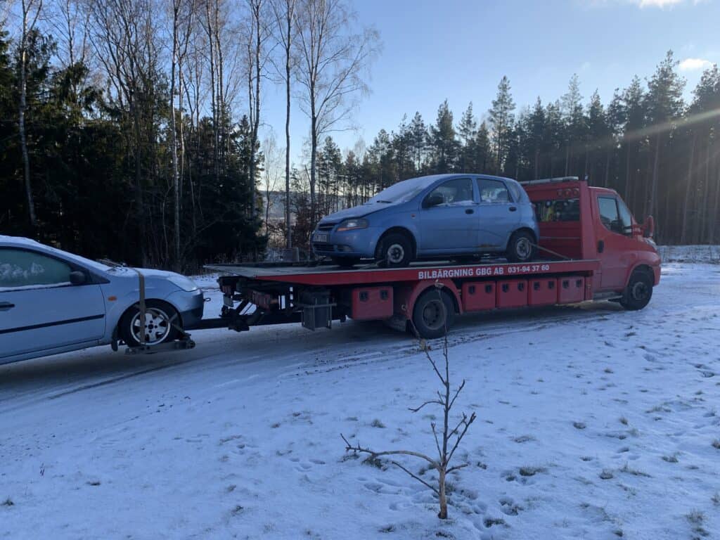 Skrotbil i Agnesberg hämtas och återvinns där bilen demonteras miljövänligt och ägaren får ersättning.