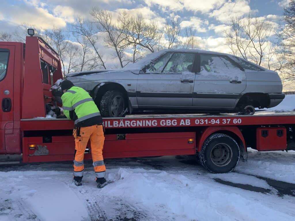 Skrotbil hämtas i Lilla Edet med bärgningsbil för transport till bilskrot där bilen återvinns och material tas tillvara.
