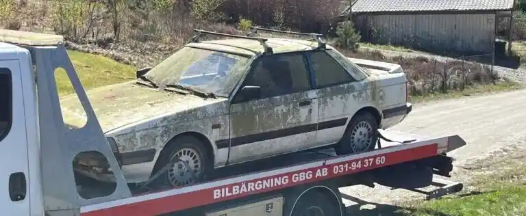 Skrotbil i Stenungsund som hämtas för demontering, återvinning och miljöriktig bilskrotning.