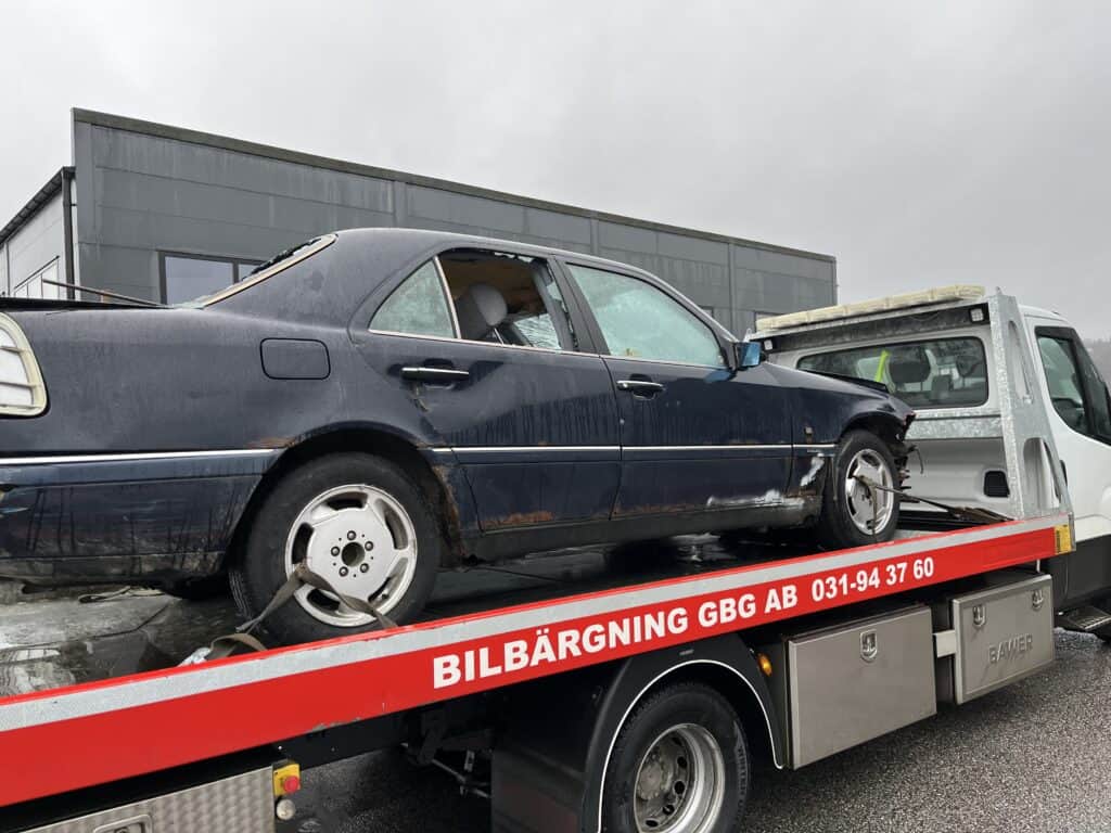 Skrotbil i Fjärås hämtas och återvinns där bilen demonteras och ägaren får ersättning baserat på bilens värde.