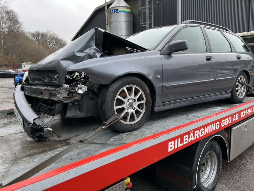 Skrotbil lämnas till auktoriserad bilskrot där bilen återvinns korrekt och ägaren får mottagningsbevis och eventuell ersättning.