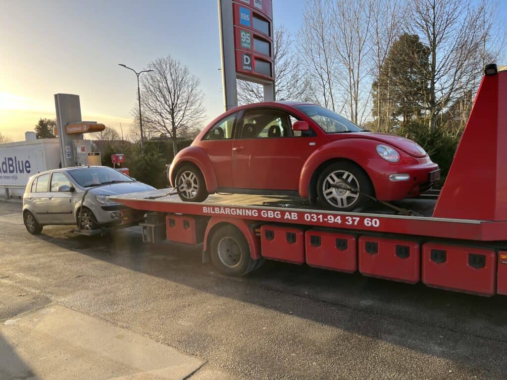 Skrotbil hämtas i Skepplanda med bärgningsbil för transport till bilskrot där bilen demonteras och återvinns miljövänligt.