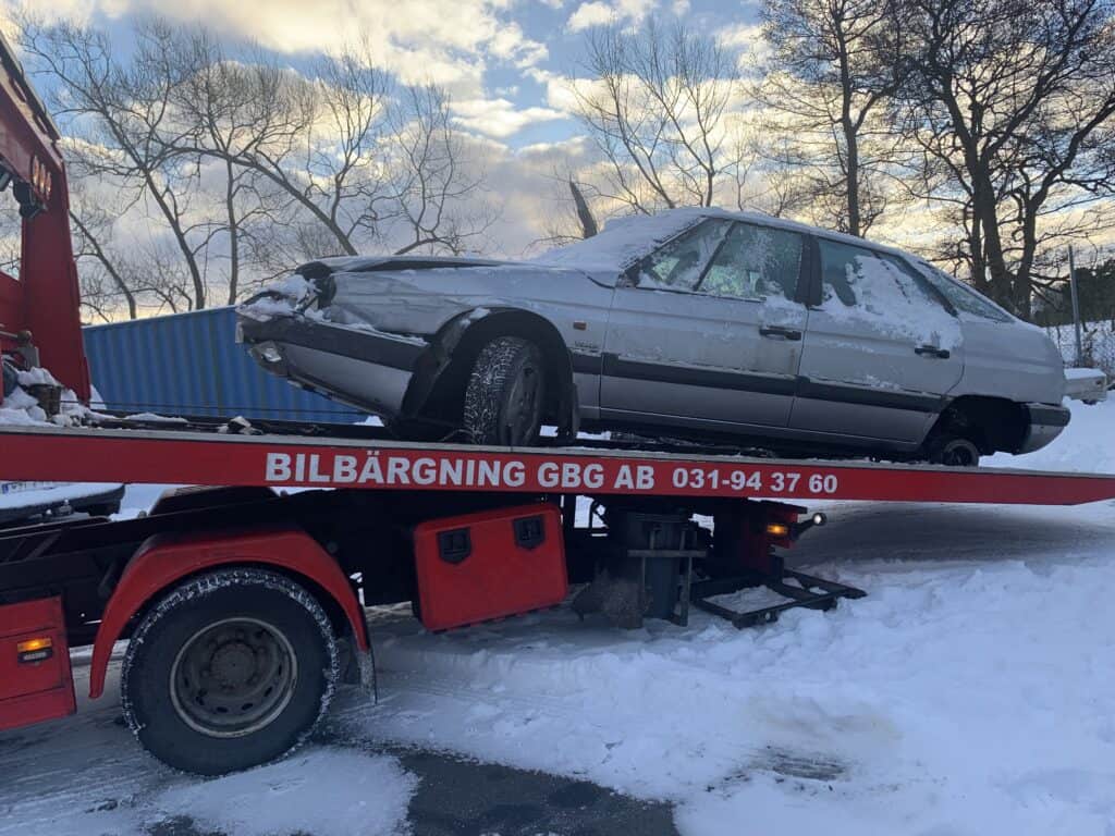 Skrotbil hanteras på bilskrot i Vänersborg där bilen värderas, miljösaneras och demonteras för återvinning.