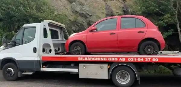 Skrotbil hämtas i Kungälv med bärgningsbil för transport till bilskrot där bilen demonteras och återvinns.