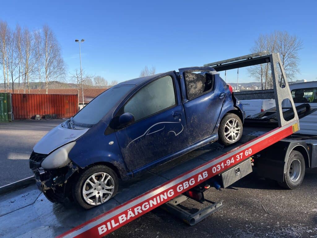 Skrotbil hämtas i Mölndal med bärgningsbil för transport till bilskrot där bilen demonteras och återvinns miljövänligt.