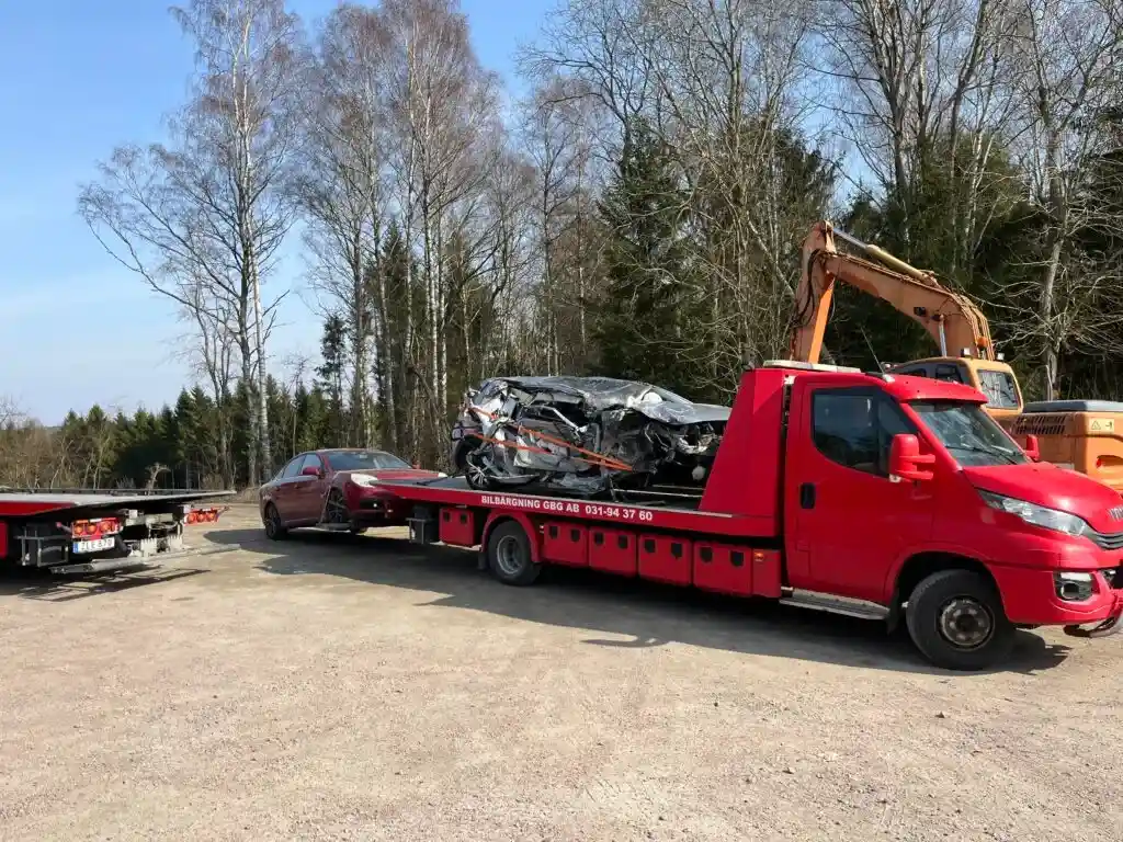komplett skrotbil redo för hämtning vid bilskrot