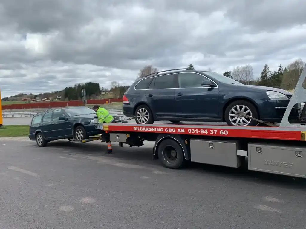 Gammal bil transporteras till bilskrot där den demonteras och återvinns.