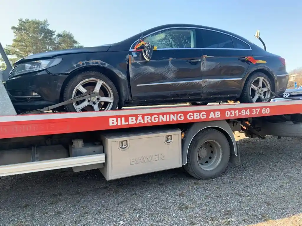Äldre bil transporteras till bilskrot i Göteborg för återvinning innan större skador minskar skrotvärdet.