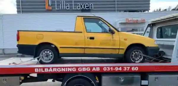 Graf över metallpriser och en skrotbil på bärgningsbil som visar hur marknadsläget påverkar ersättning vid bilskrotning.