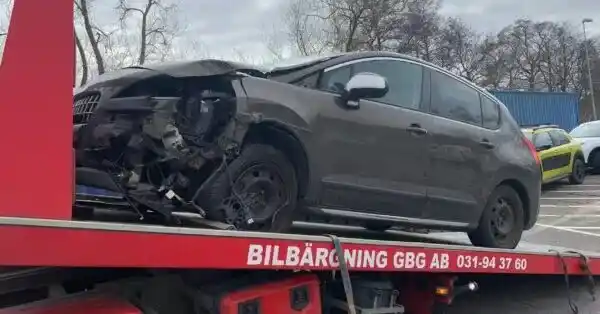 Bilägare fotograferar skrotbil och samlar dokument inför försäljning till bilskrot för att få högre ersättning och smidig upphämtning.