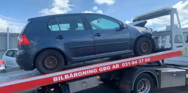 Skrotbil värderas inför upphämtning – korrekt ersättning beror på materialvärde, attraktiva komponenter, avdrag och transport som påverkar nettot.