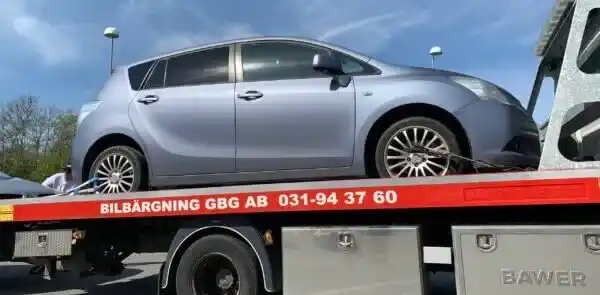 Bil utan registreringsbevis redo för skrotning med fokus på digital hantering och legitimation