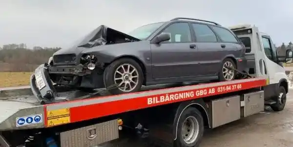 Bilägare jämför offerter från olika bilskrotar för att få rätt ersättning före upphämtning och avregistrering