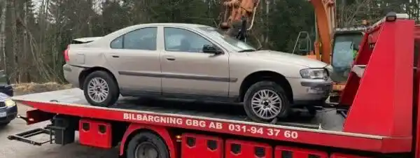 Äldre personbil med högt miltal som illustrerar värdeminskning över tid och teknikskifte till elbilar