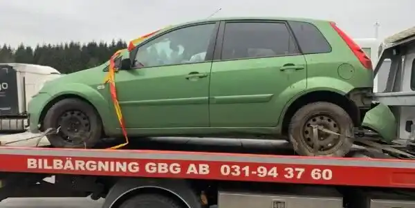 Äldre bil på väg mot skrotning som illustrerar övergång från andrahandsvärde till materialvärde