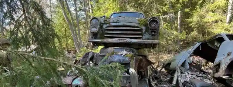 Bil i Göteborg som demonteras i delar där reservdelar plockas ut innan resten av bilen går till skrotning.