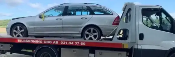 Skrotbil förbereds inför upphämtning med fokus på rullbarhet, kompletthet och tydliga villkor som påverkar slutlig ersättning.