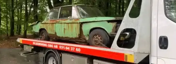 Skrotbil som säljs för återvinning där reservdelar och material tas tillvara för att maximera värdet och ge ekonomisk ersättning.