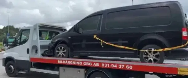 Uttjänt bil som hämtas med bärgningsbil för värdering och försäljning där reservdelar och material kan ge ekonomiskt värde.