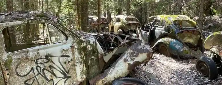 Skadad bil i Göteborg där bilens skick avgör om reservdelar demonteras eller om hela bilen skickas till skrotning.