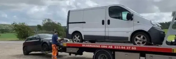 Skrotbil som analyseras för värde där reservdelar och metall återvinns och omvandlas till ekonomiska resurser.