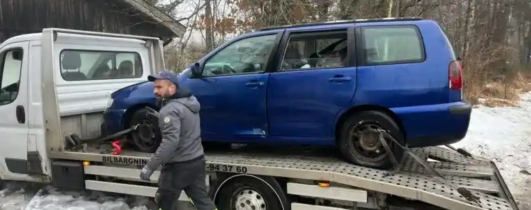 Skrotbil som hämtas med bärgningsbil i Stenungsund för återvinning och demontering.